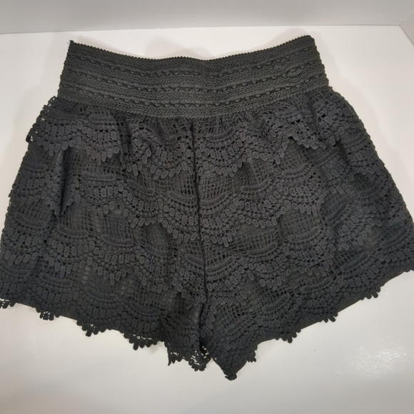 LA Class Cathleen Crochet Womans Black Shorts , NWT , Size - M - Picture 4 of 6